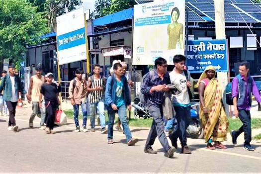 चाडपर्वको खर्च जोहो गर्न भारत जानेको लर्को